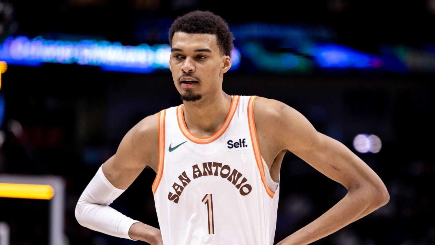 本赛季目前全勤！明日对阵国王：文班亚马因小腿受伤出战成疑