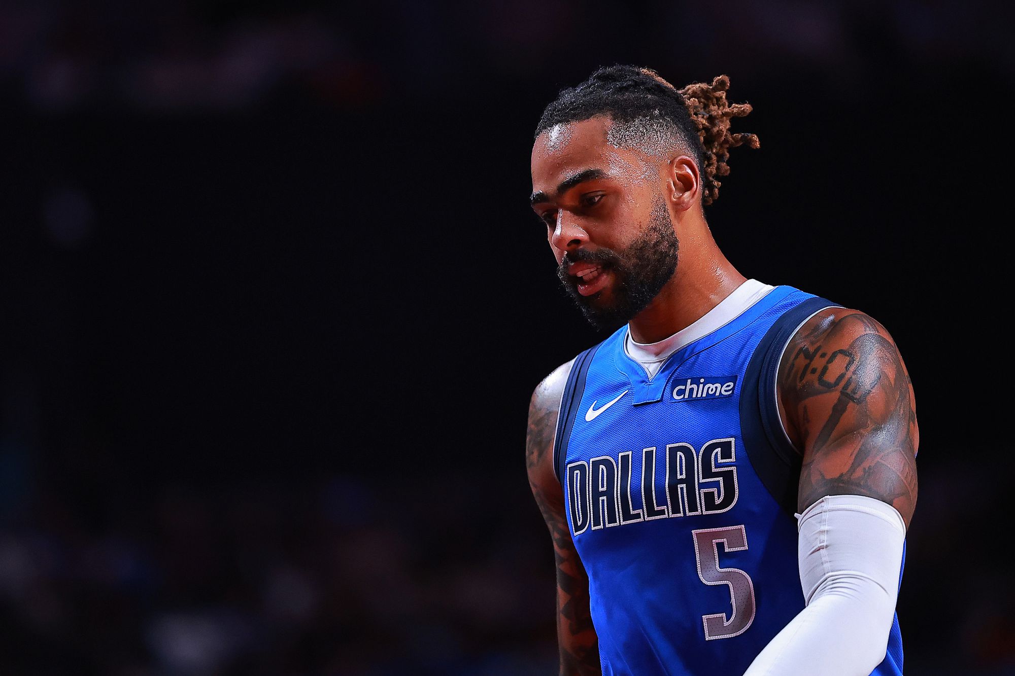 决战时刻拉胯！拉塞尔24中11得到28分6抢篮板5助攻