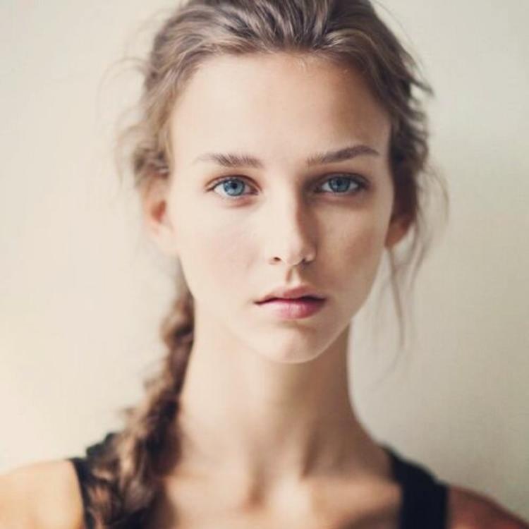 Lông mày vẫn được vẽ